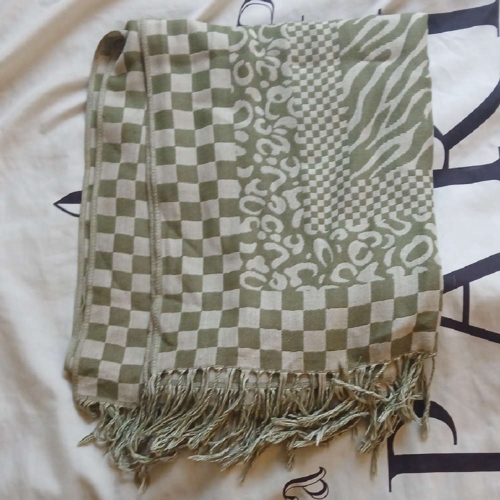 Elegant Green and Cream Patterned Scarf